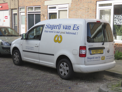 908374 Afbeelding van het bestelautootje van Slagerij van Es (Amsterdamsestraatweg 589) te Utrecht, geparkeerd op de ...